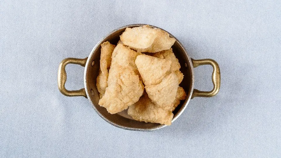 Gnocco fritto in un pentolino d'ottone