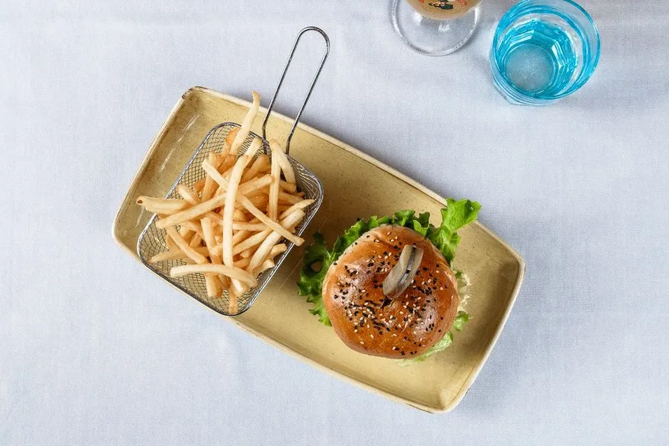 Hamburger con patatine fritte nel cestino