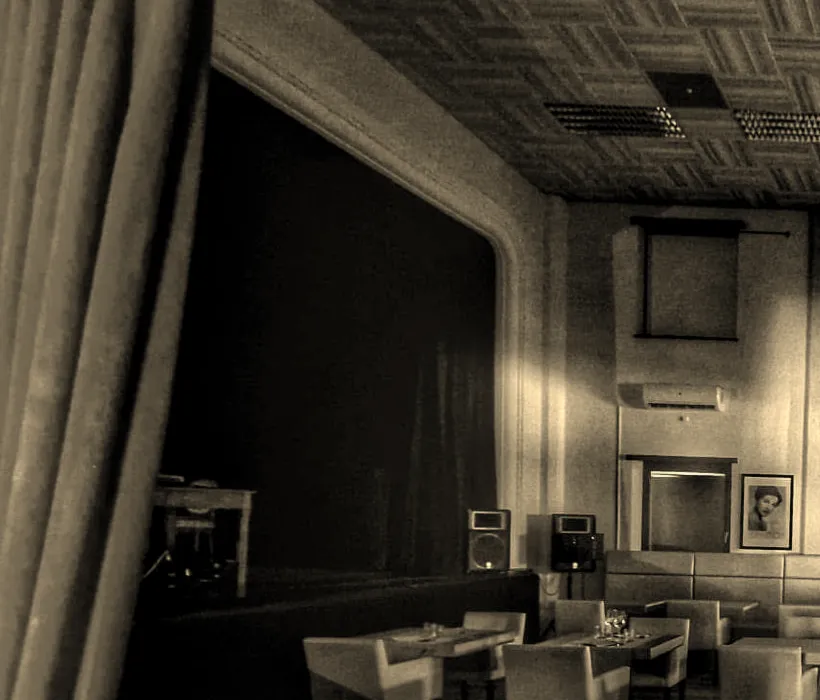 Il palco del cineteatro con il sipario