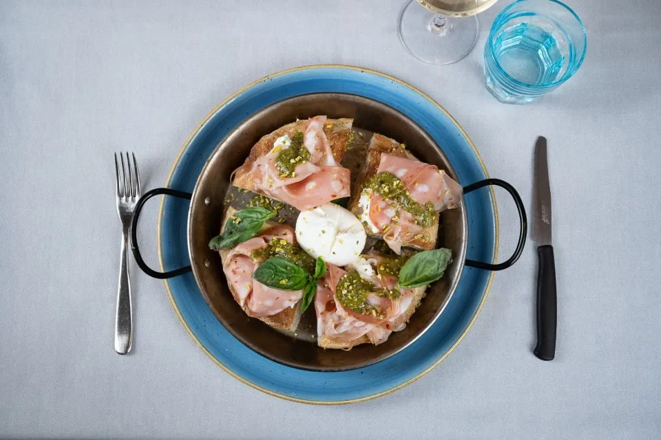 Pizza al tegamino con crudo e burrata vista dall'alto